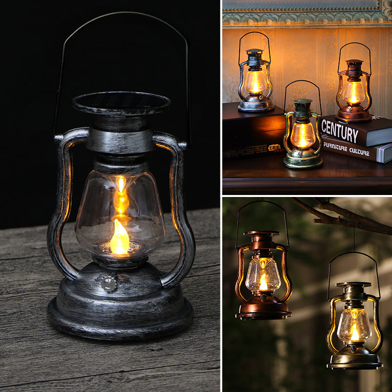 Retro solcelle parafinlampe på hagebord. Gir stemningsfull LED belysning med flammeeffekt.
