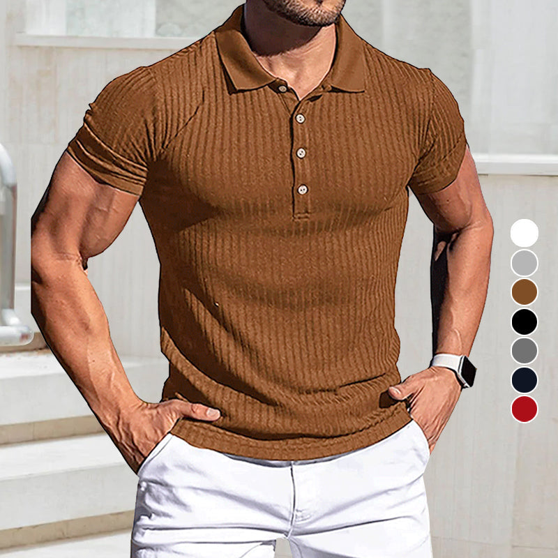 Ensfarget herre golf t-skjorte med kort erm, klar for golfbanen. Pustende polyester for komfortabel sommerlek.