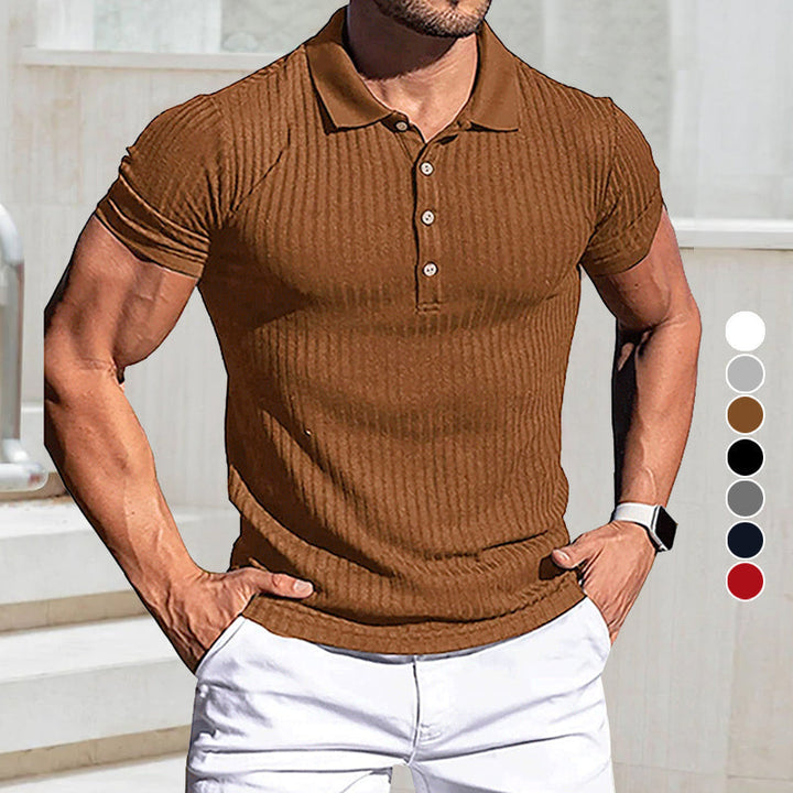 Ensfarget herre golf t-skjorte med kort erm, klar for golfbanen. Pustende polyester for komfortabel sommerlek.