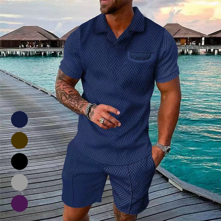 Detalj av trykt mønster på menns kort ermet polo T-skjorte og matchende shorts.