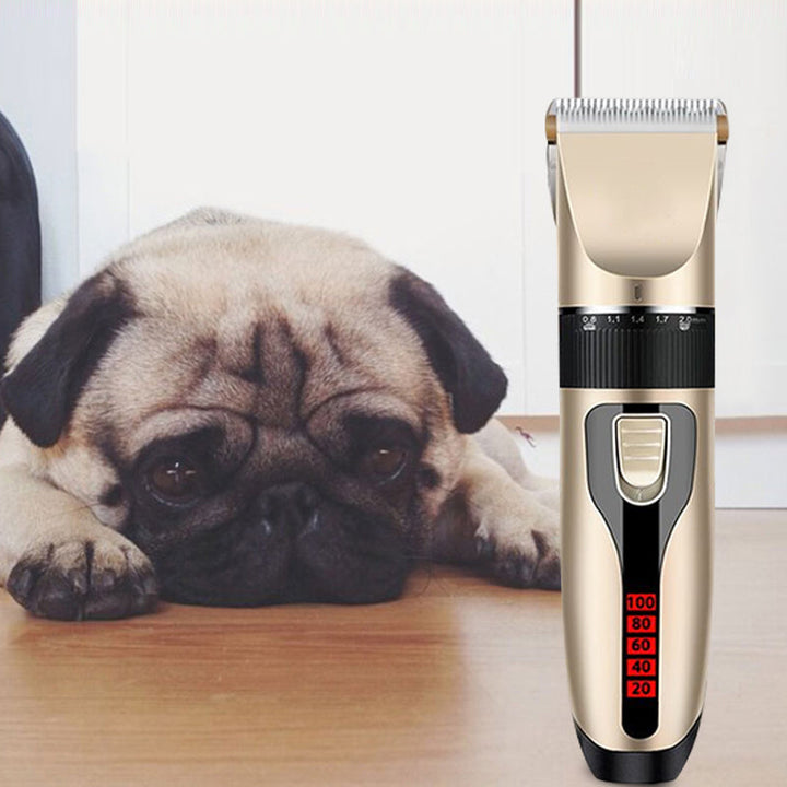Bilde av en hund som får trimmet pelsen med den stille og effektive kjæledyrtrimmeren.