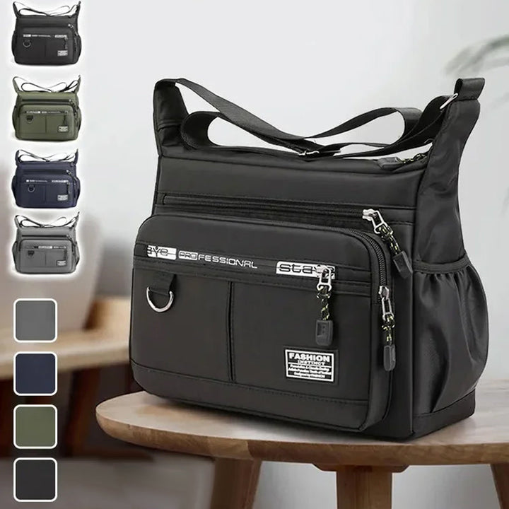 Multifunksjonell herre crossbody veske, lett og med god plass til dine daglige nødvendigheter.