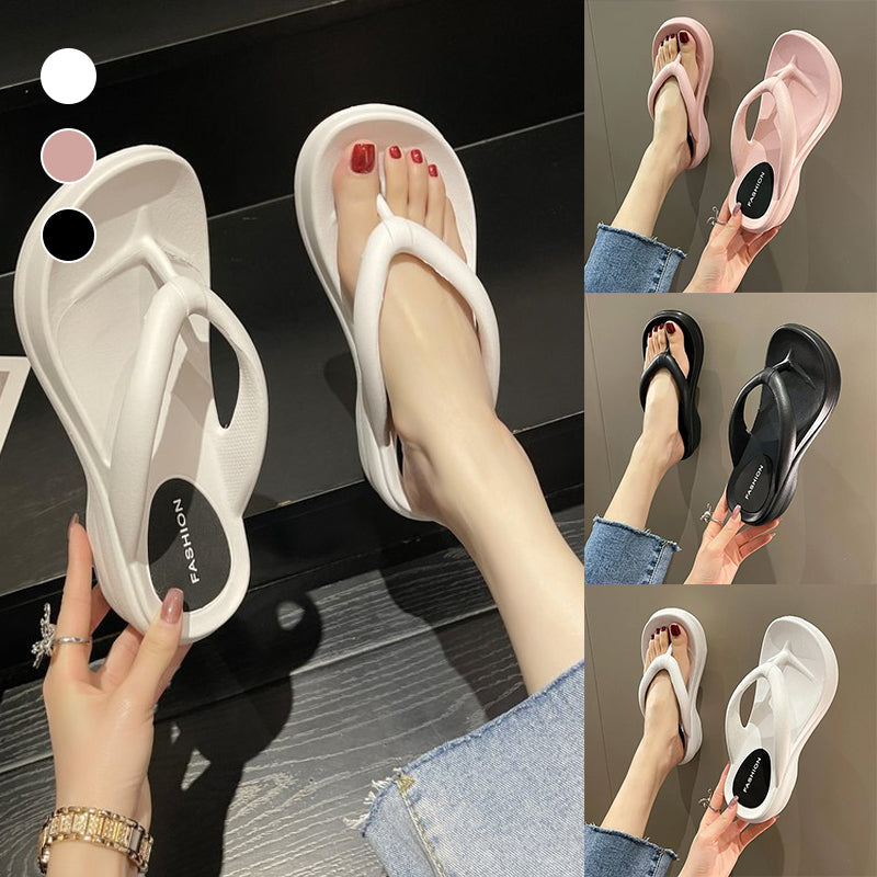Utvalg av fargerike kvinner's flip-flops med tykk såle, ideelle for sommer og fritid.