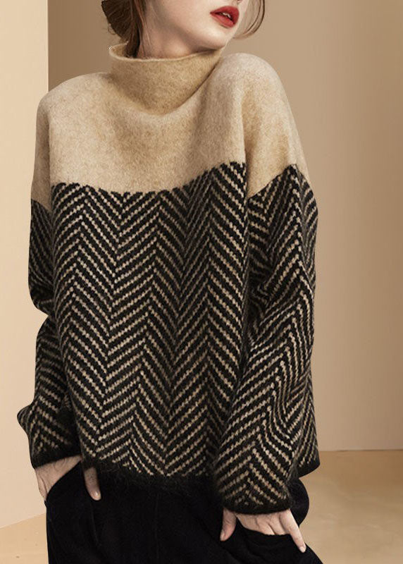 Stilig dame strikkegenser med trendy lappeteppe og rullekrage. En moderne vintergenser for damer.