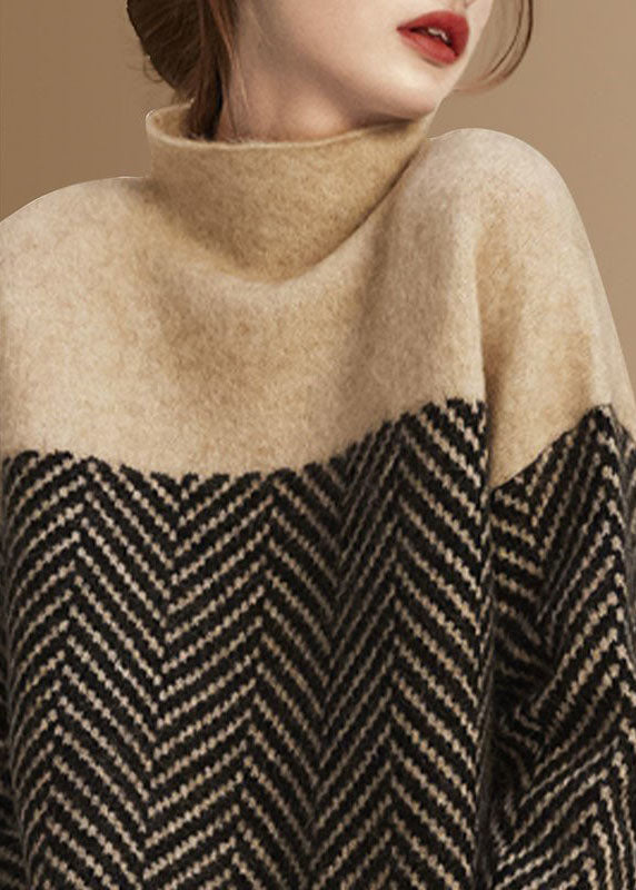 Elegant dame strikkegenser med rullekrage og unikt lappeteppe. Varm vinterpullover i myk strikk.