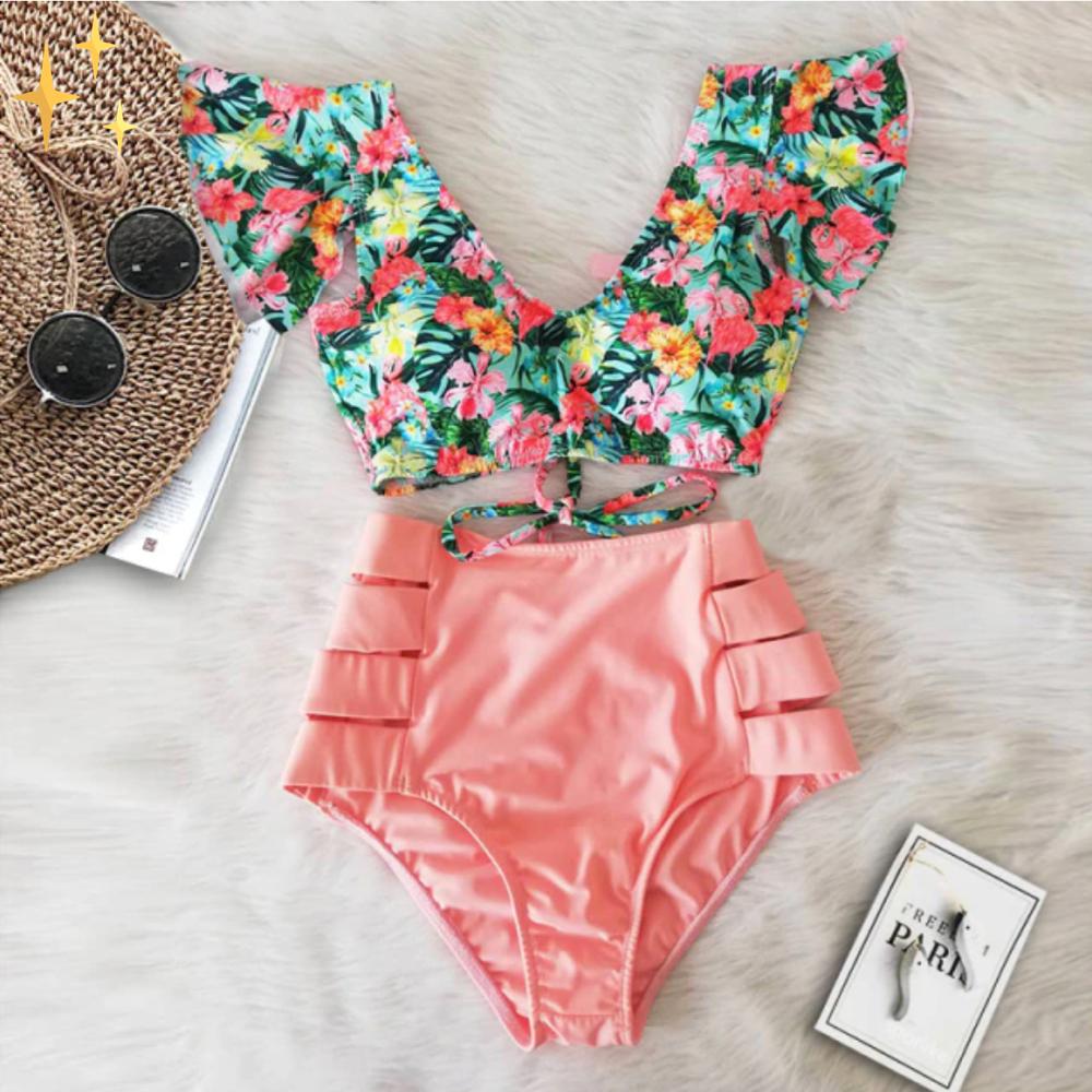 Moderne dame bikini sett med høy midje, blomstret og fargerik, trendy strandmote for sommerferien.