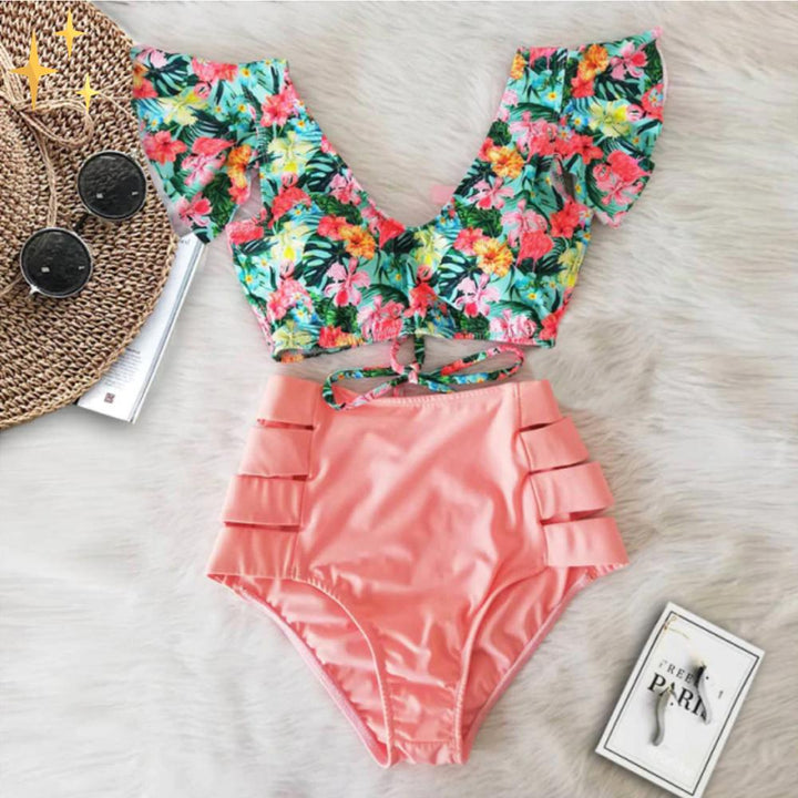 Moderne dame bikini sett med høy midje, blomstret og fargerik, trendy strandmote for sommerferien.