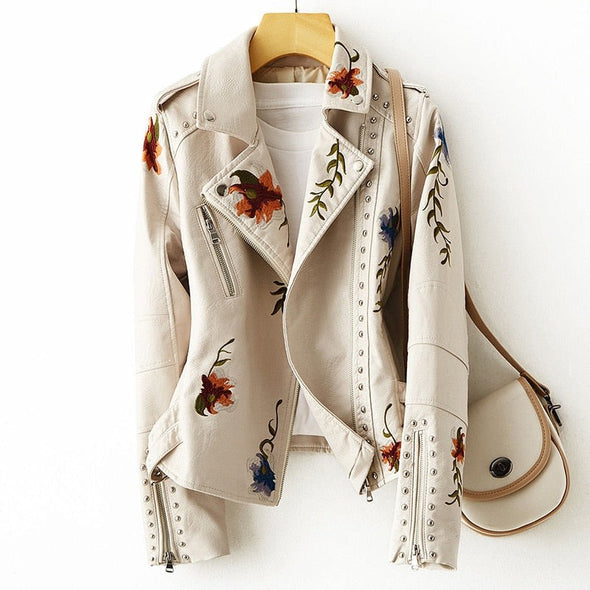 Motebevisst damejakke i kunstskinn med levende retro blomsterbroderi. Gir en edgy og unik stil til ethvert antrekk.