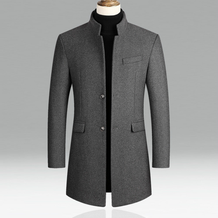 Elegant herrefrakk for vinter og høst. En klassisk frakk som løfter enhver herremote-stil. Allsidig ytterplagg.