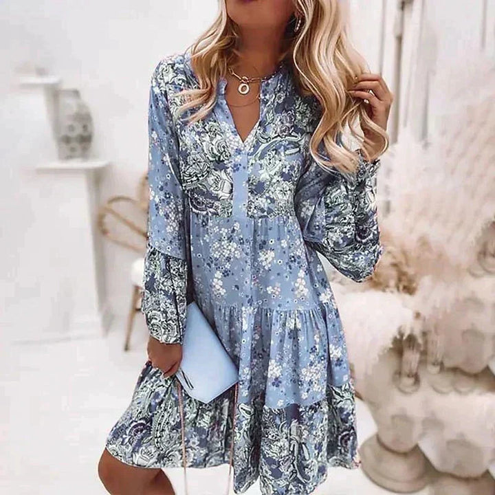 Flytende elegant blomsterkjole i lett materiale for kvinner. En stilfull festkjole eller behagelig sommerkjole.