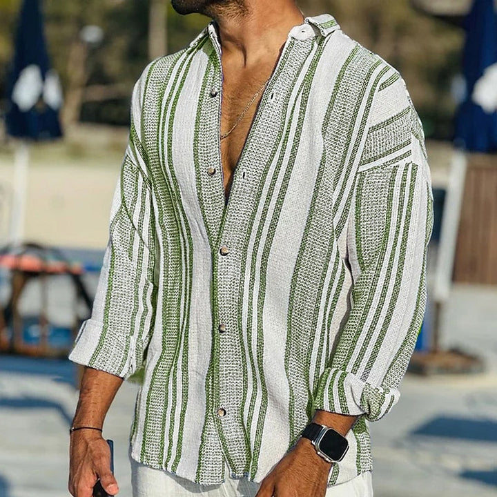 Stilfull herre skjorte i stripet lin, perfekt for en casual sommerlook eller festlig anledning.