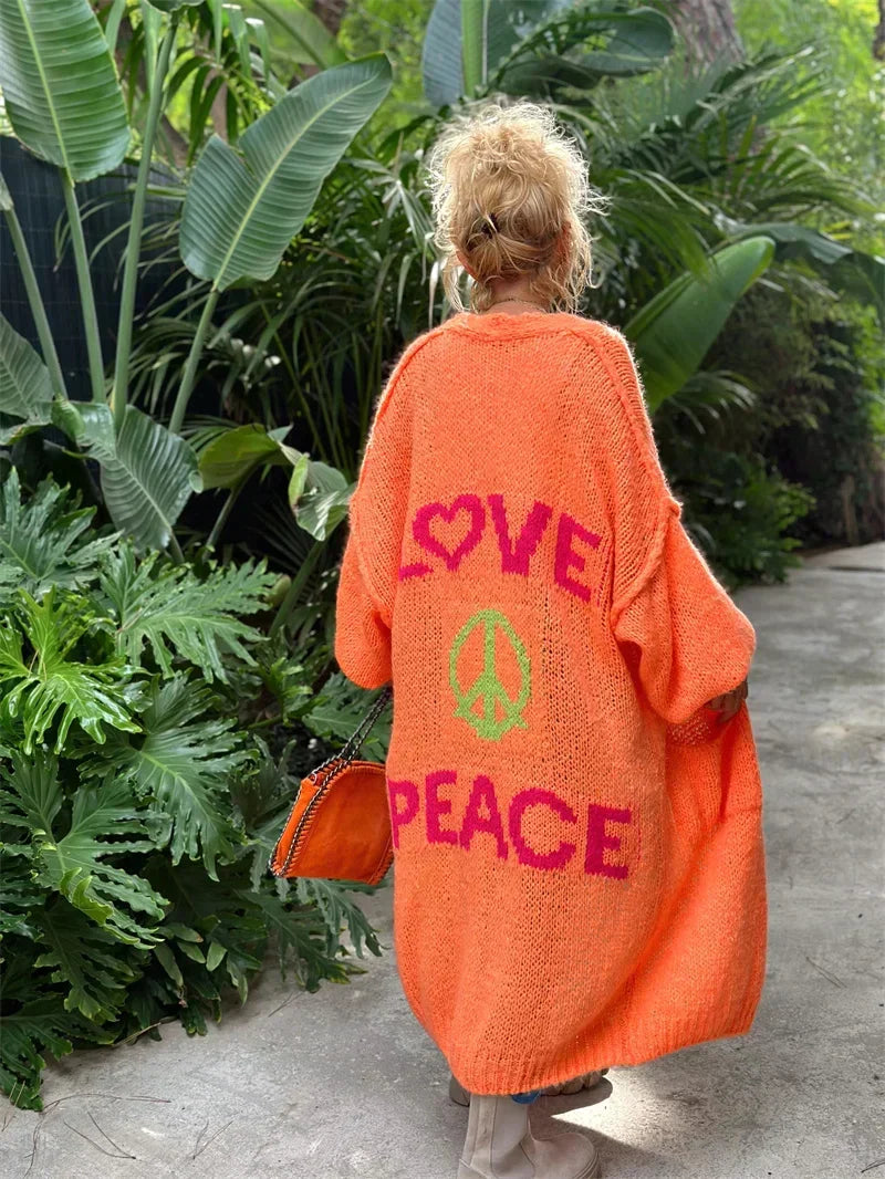 Dame cardigan med "Love & Peace" design. Komfortabel og elegant vårgenser for kvinner, perfekt for casual bruk.
