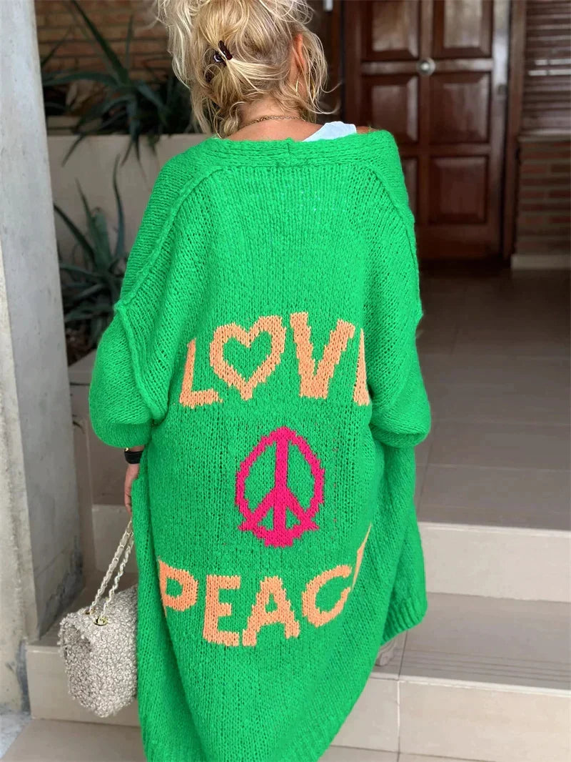 Elegant damecardigan med "Love & Peace" motiv. Komfortabel og trendy lang genser, en perfekt gave til henne.