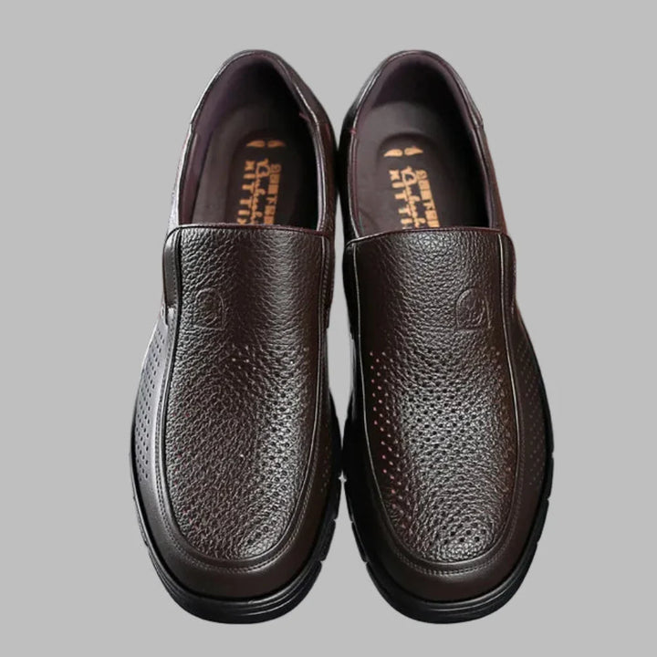 Svarte herresko i ekte skinn. Komfortable slip-on fritidssko, perfekte som hverdagssko for menn.