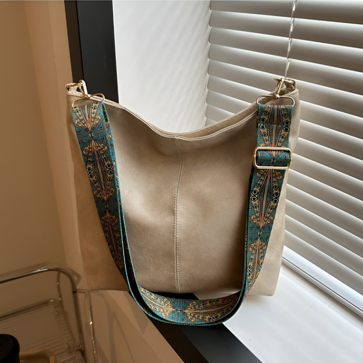 Klassisk brun semsket skinnveske med vintage sjarm, ideell for damer som ønsker stil og funksjonalitet.