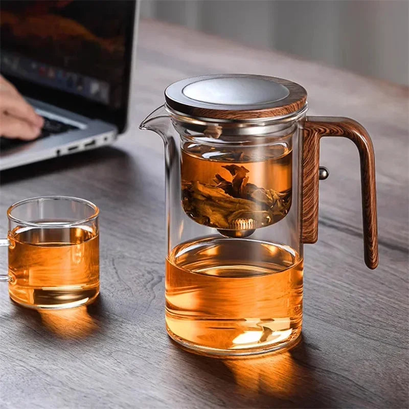 Stilren tekanne med innebygd infuser, perfekt for tedrikkere. Elegant design som passer hjemmeinnredning.
