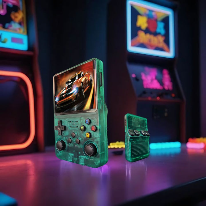 En gamer holder RetroPlay Pro spillkonsoll, nyter klassisk videospillopplevelse på farten.
