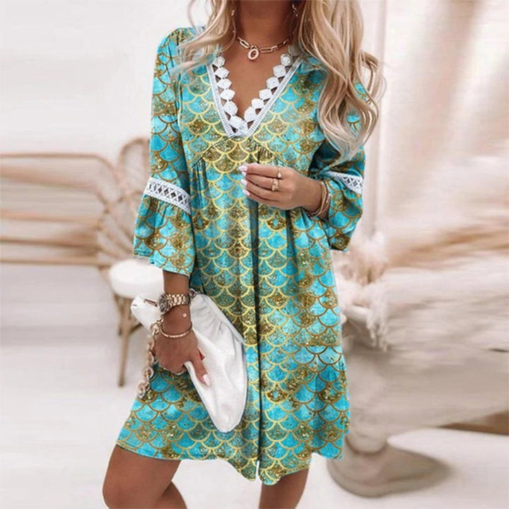 Dame i casual boho sommerkjole med hekling og V-hals, ideell for varme dager eller ferie.