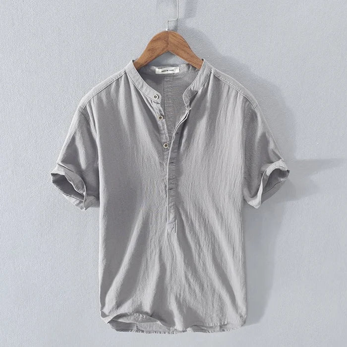Trendy kortermet herreskjorte i moderne stil. Ensfarget design som passer til både hverdag og fest. Store størrelser.