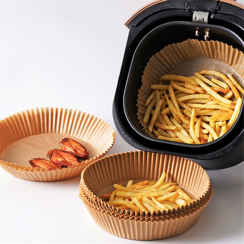 Engangspapir til airfryer i bruk. Beskytter kurven og forbedrer matlagingsopplevelsen.