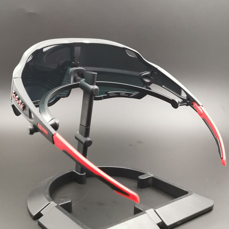 Beskyttende sportsbriller med polykarbonat og adaptive UV-linser, inkludert antidugg.