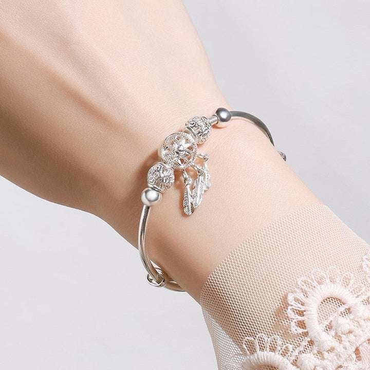 Fint sølv drømmefanger armbånd med delikate fjær, et vakkert smykke til dame.