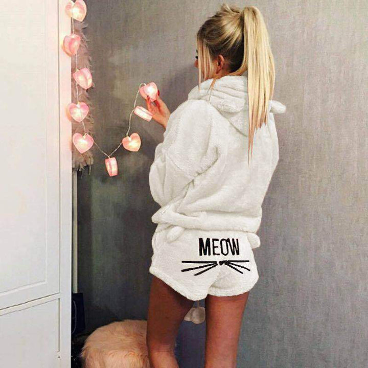 Koselig katt pyjamasett for barn, varmt hjemmeklær med elegant dyremønster.