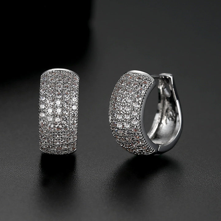 Enkle, elegante huggie hoops for kvinner; minimalistisk og tidløst design.