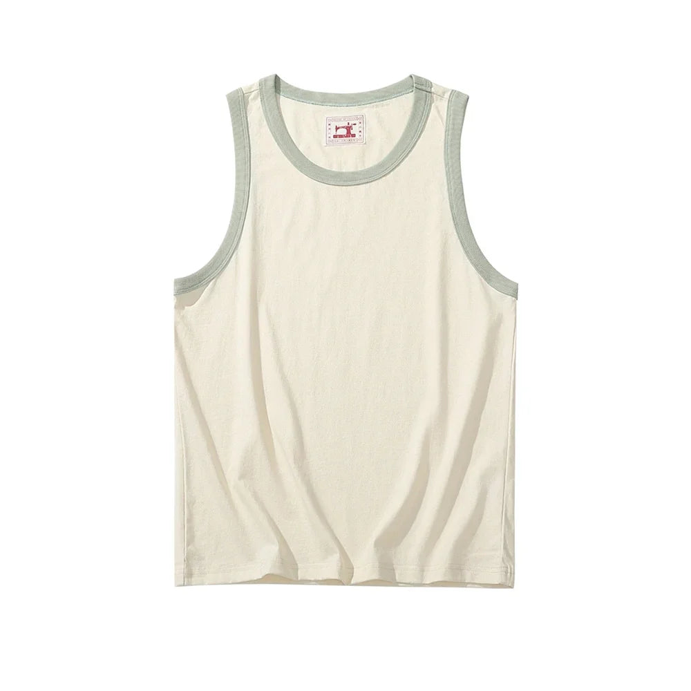 Stilig retro tanktopp for menn. Løs og luftig passform gjør den komfortabel for sommer og fritidsaktiviteter.
