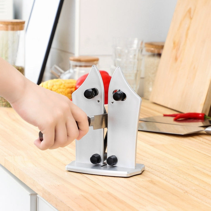 Ergonomisk knivsliper som gjør gamle kniver sylskarpe igjen for tryggere matlaging.