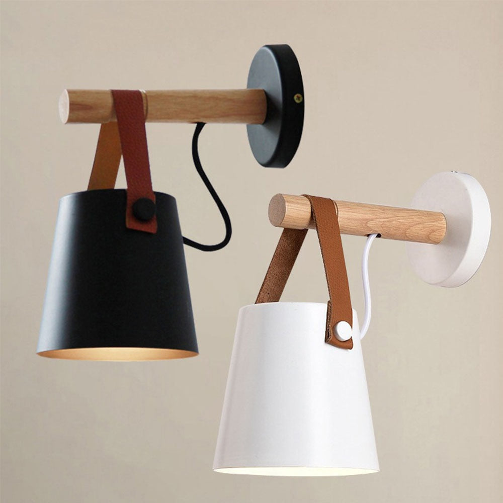 Moderne vegglampe i tre, perfekt for nordisk innredning, skaper hyggelig atmosfære og lys.