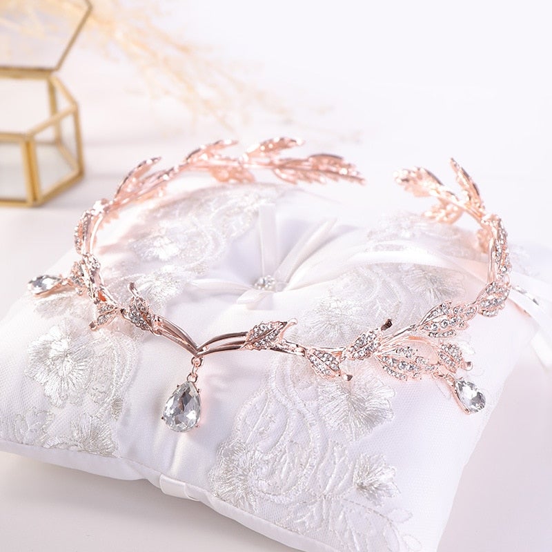 Skinnende krystalltiara for bruden. Elegant hårpynt som komplementerer brudekjolen med glans.