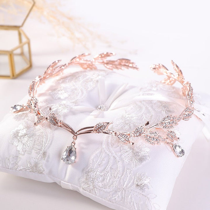 Skinnende krystalltiara for bruden. Elegant hårpynt som komplementerer brudekjolen med glans.