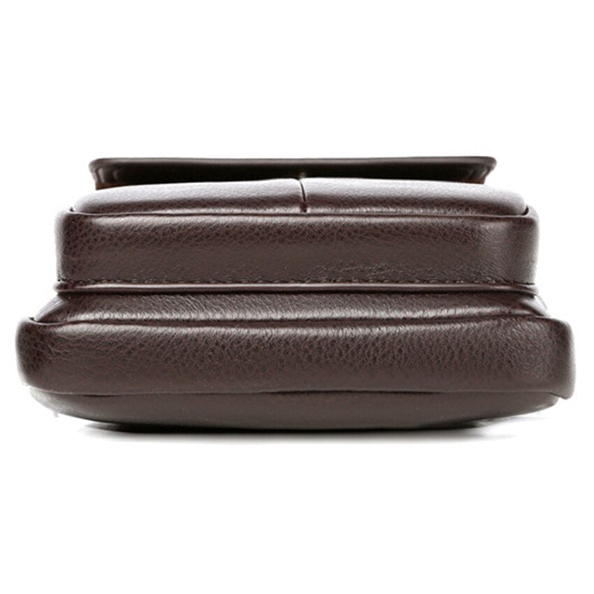 Moderne svart crossbody-veske for menn på et kontorbord. Essensielt herremote-tilbehør for organisert hverdag.