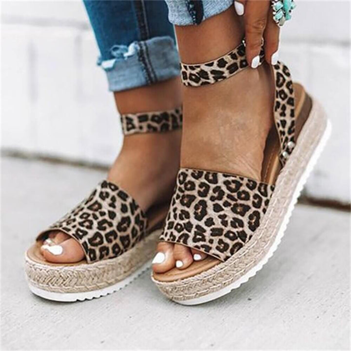Kvinner's espadrille-sandaler med kilehæl. Perfekte plattformsandaler for sommerstil.