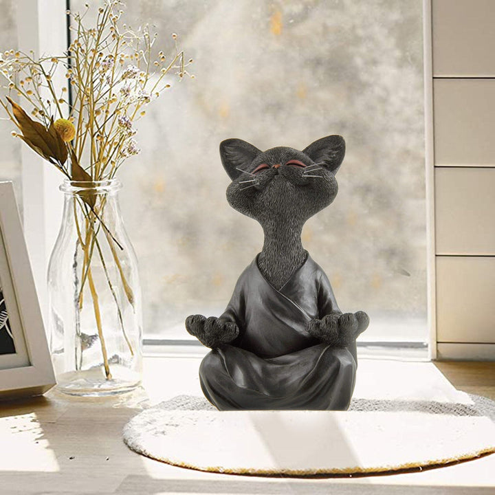 Mediterende Buddha-kattfigur i grå finish. Perfekt for zen-hjemmedekorasjon, skaper ro og harmoni.