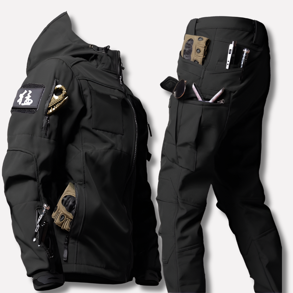 Svart softshell friluftssett for menn. Vindtett og vanntett sportssett, ideelt for tur og trekking.