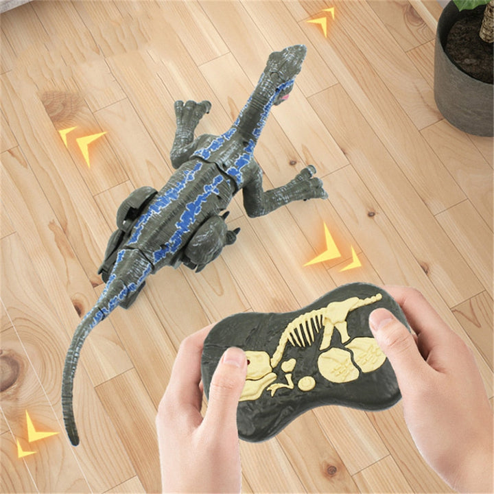 Forfra bilde av truende, realistisk RC Velociraptor dinosaurleke, klar for action. Spennende barnas leke.