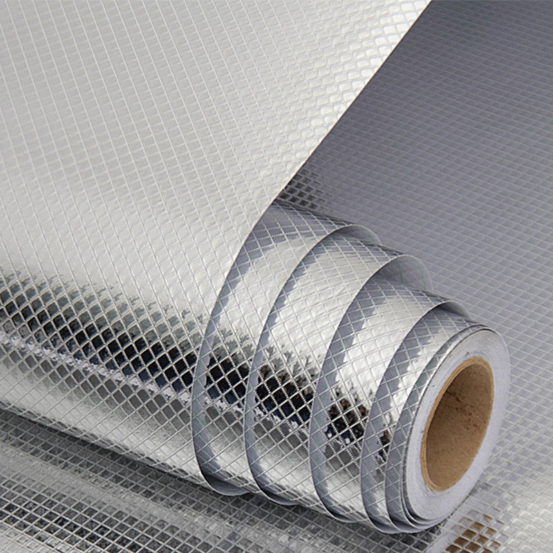 Varmbestandig aluminiumfolie for kjøkken, perfekt som sprutbeskyttelse bak kokesoner, enkel å montere.