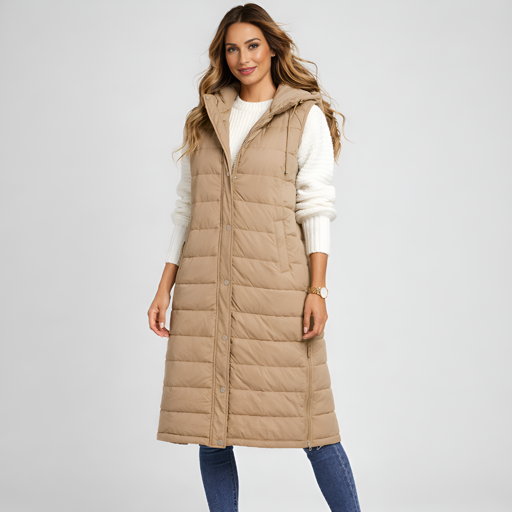 Lang damevest med hette, perfekt bodywarmer for vår og høst. Stilfullt yttertøy for kvinner.