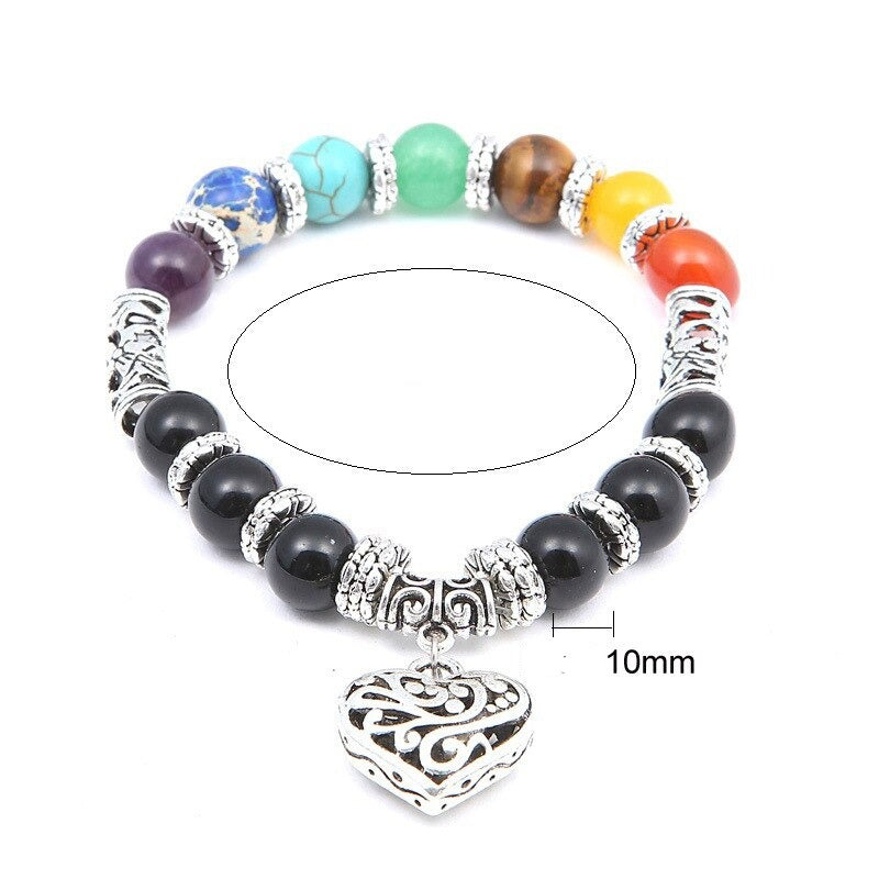 Styling: Chakra steinarmbånd kombinert med andre smykker for en unik look.