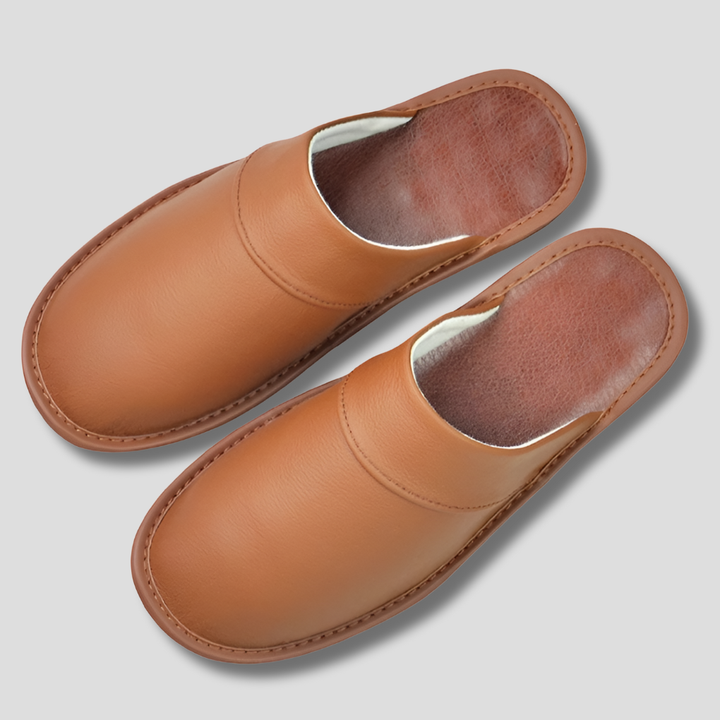 Enkel slip-on herresandal med god fotseng, som gir avslappet og behagelig komfort hele dagen.