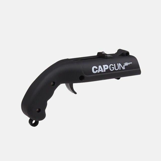 Enkel flaskeåpner med innebygd ølhettepistol, gjør festen enda mer spennende.