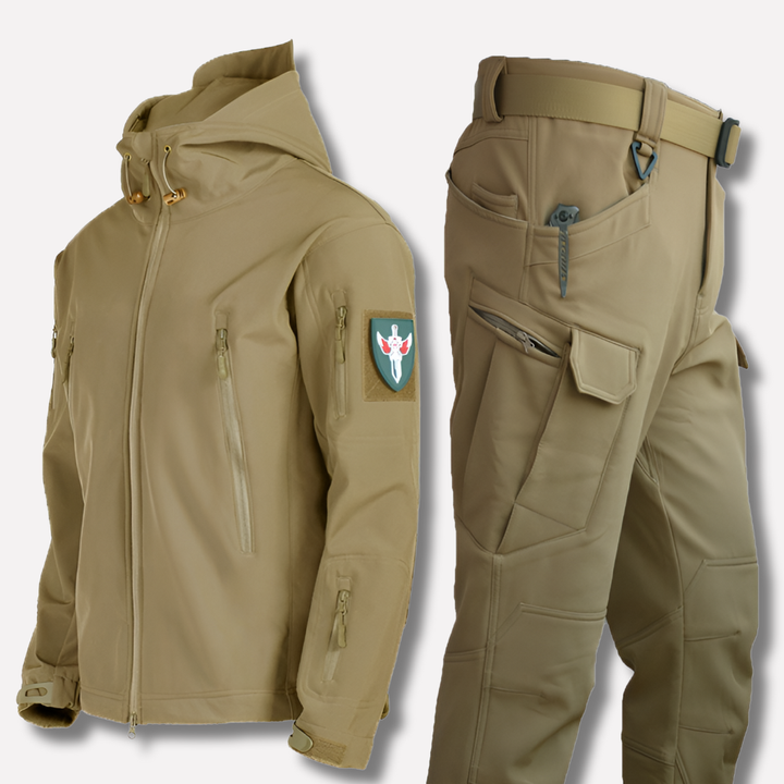 Varmt menns utendørssett i kamuflasje med fleece. Vanntett jakke og bukse for friluftsliv og turer.