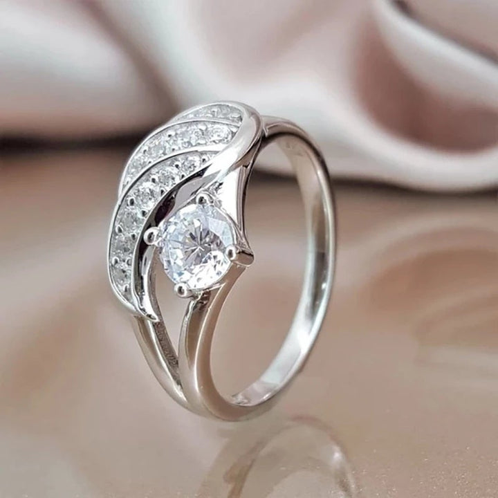 Motestilig dame ring med englevinge design og gnistrende cubic zirconia for kvinner.