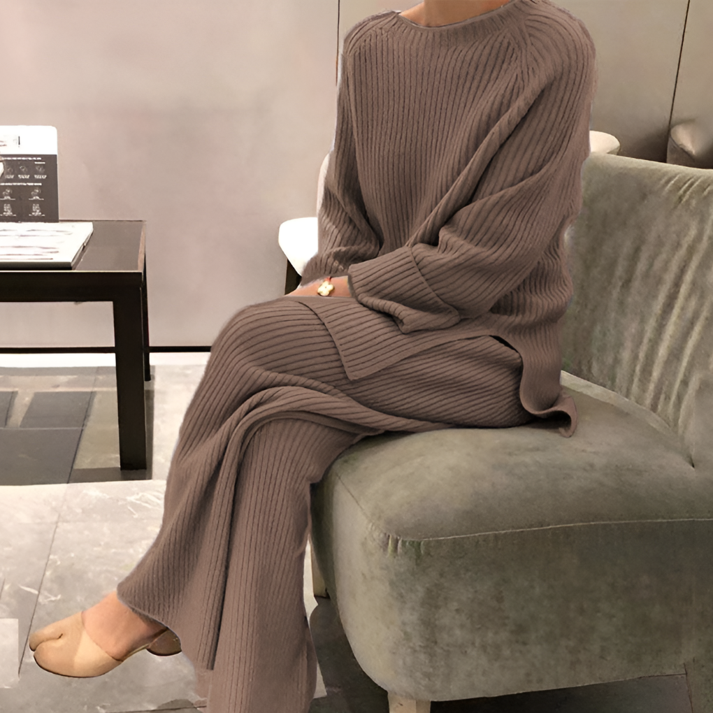 Dame strikket sett med myk genser og bukse i komfortabel loungewear stil, perfekt for fritid og koselige dager.