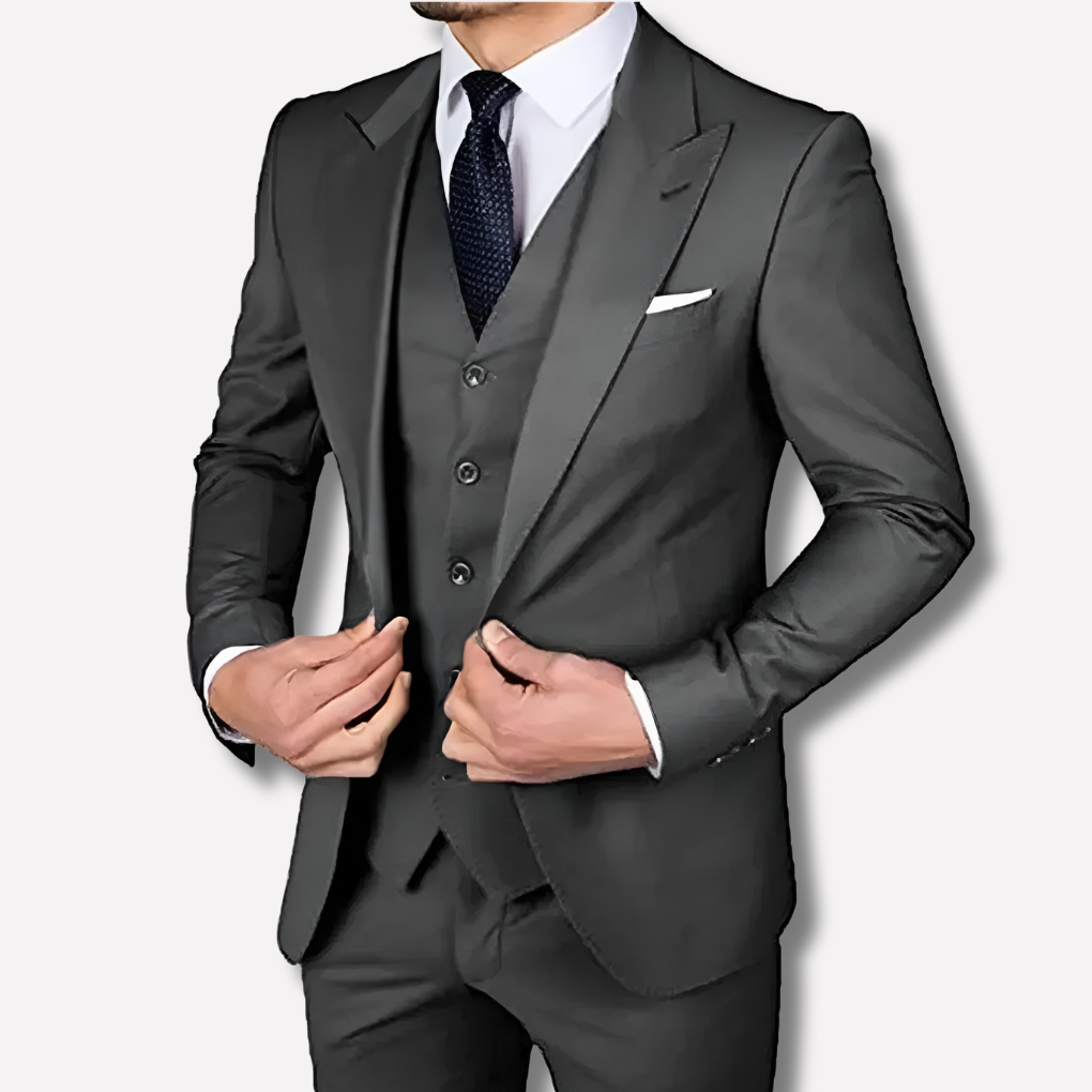 Elegant slim-fit 3-delt jakkesett for herre. Perfekt for formelle anledninger, bryllup og forretningsmøter.