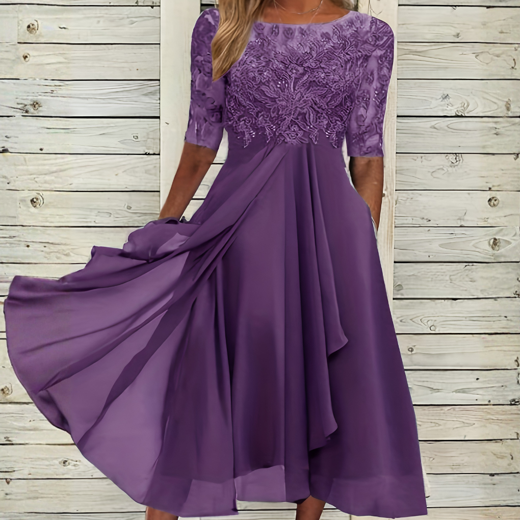Sommerlig, elegant maxikjole med blondeoverdel og flytende skjørt, perfekt for selskapsmote.
