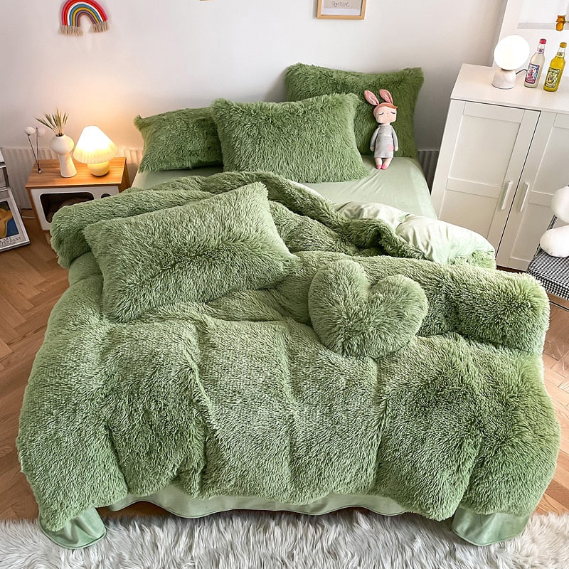 Dekorativt shaggy dynetrekk, mykt og varmt. Perfekt som sengeteppe i et luksuriøst soverom.