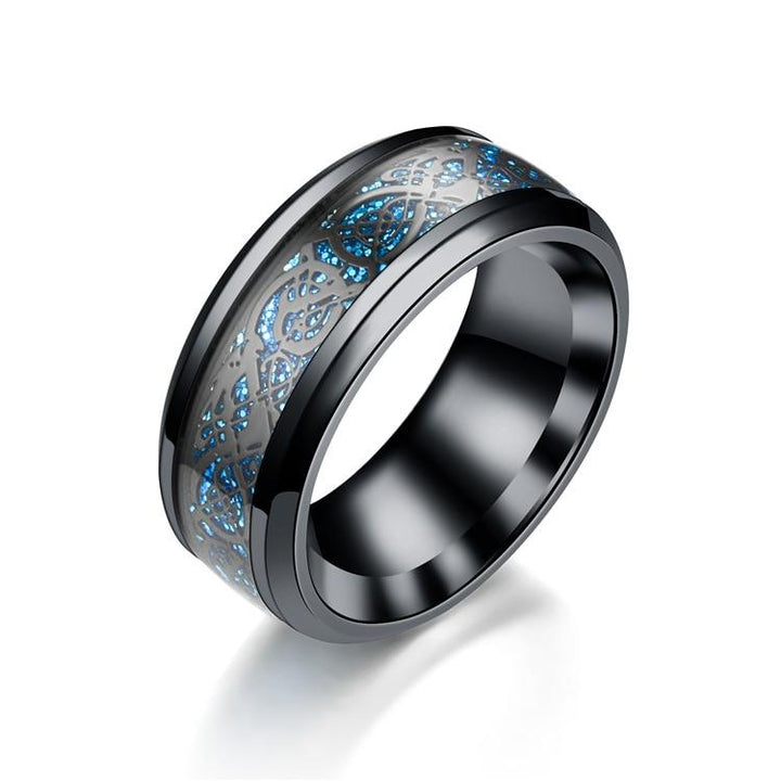Nærbilde av keltisk drage motiv på elegant unisex ring i polert titanstål.
